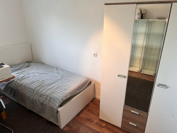 11 qm WG-Zimmer Nr. 2 direkt neben der Ruhr-Universität, 200 m von U-Bahn 35 Haltestelle Lennershof, möbliert, mit Garten, WG:2 Bäder, Kfz-Stellplatz, Waschmaschine, Trockner, Spülmaschine, Gemeinschafts-Küche, Fahrräder etc.