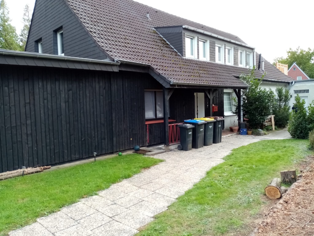 22 qm möbliertes Zimmer Nr. 5 mit großem Panoramafenster in 128 qm 5er-WG frei mit Bad und Küche, von drei Seiten von Garten umgeben, Bahnhofsnähe, mit Zug 15 min. bis Münster Hbf