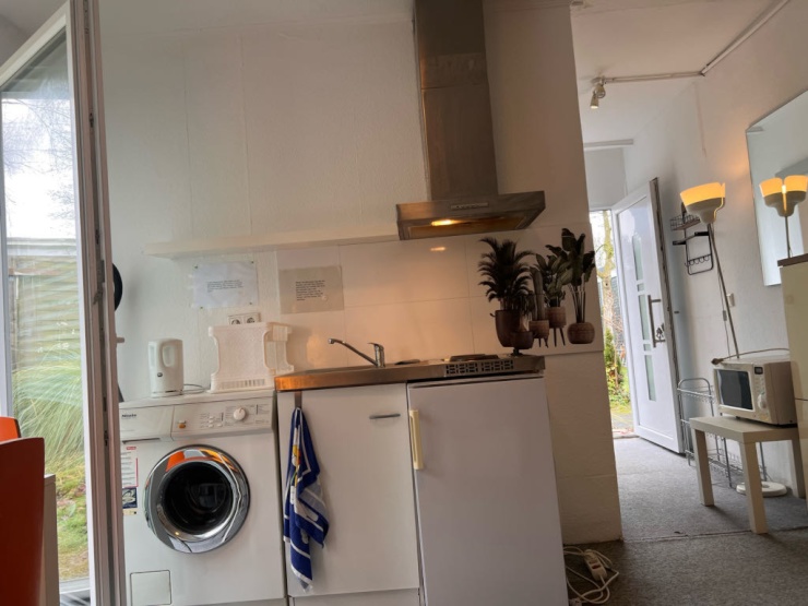 22 qm möbliertes Zimmer in 73-qm-EG-WG, 390 € für 2 Leute oder 610 € für 1 Person, große Fensterfront, 3 separate Wohnungseingänge, Küche, Bad, Waschmaschine, in Uni-Nähe zu vermieten