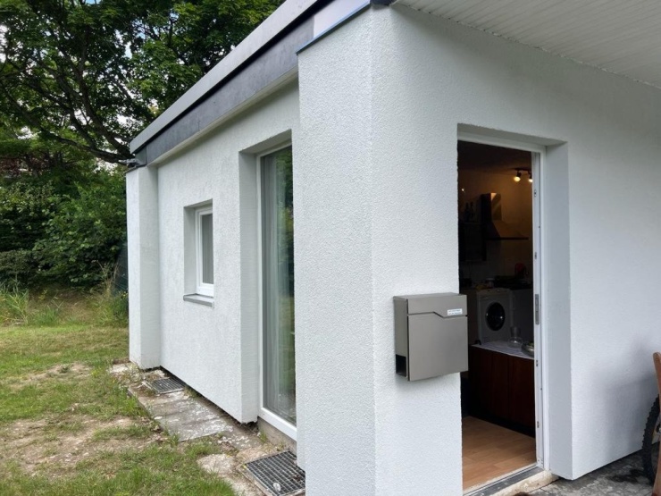 21 qm große Erdgeschoss-Wohnung Nr. 6 möbliert, von drei Seiten Garten, große Balkontür, mit Bad, Einbauküche und Waschmaschine in Uni-Nähe zu vermieten