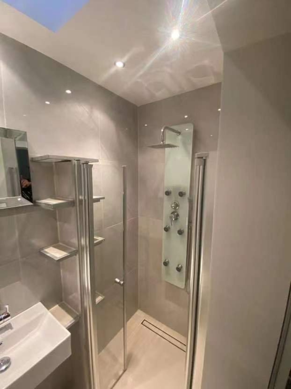 56 qm möbliertes Luxus-Raum für 2 Personen, Zimmer Nr. 1 in Uni-Nähe. Incl. Terasse, Luxus-Küche und 2 Bäder mit Jakuzee in WG-Haus